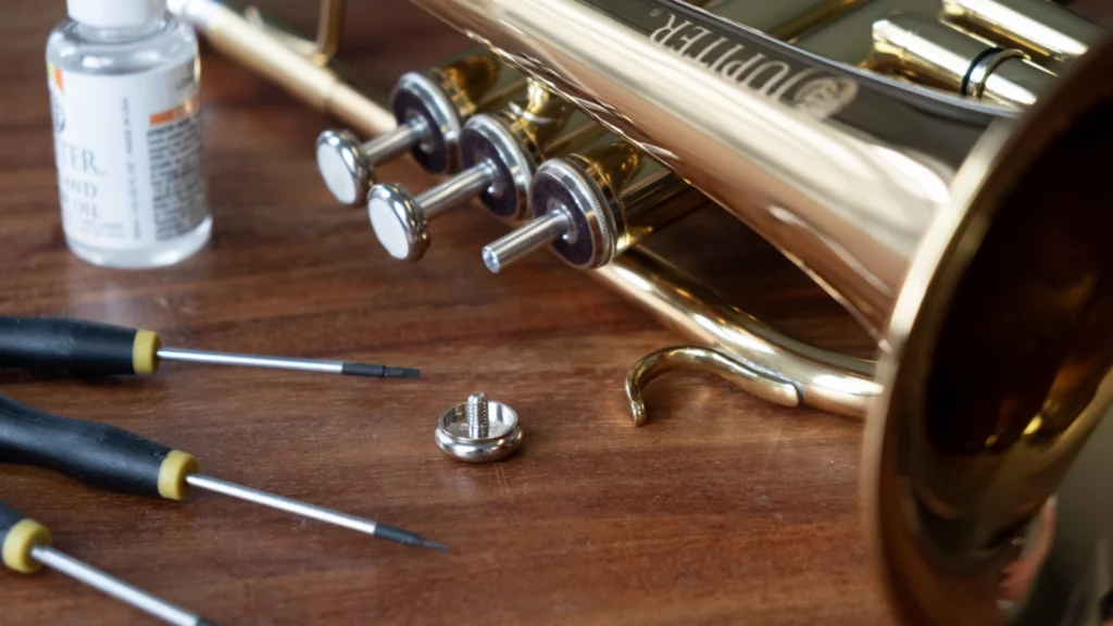 Werkzeuge und Trompete während der Reparatur und Pflege im Instrumentenservice