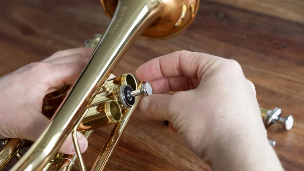 Reparatur einer Trompete mit Fokus auf Ventil und Feinmechanik im Instrumentenservice