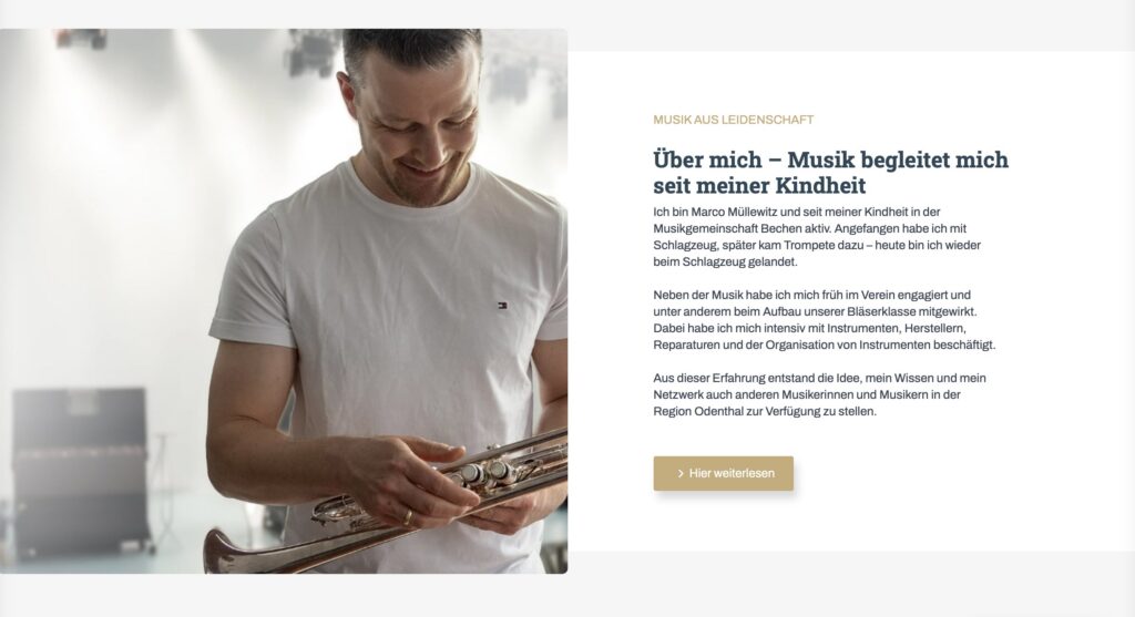 Website-Bereich mit persönlicher Vorstellung von Marco Müllewitz und Bild bei der Arbeit an einem Musikinstrument